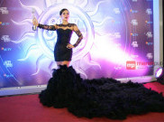 Gaun Merak Hitam Cantik Ala Syahrini