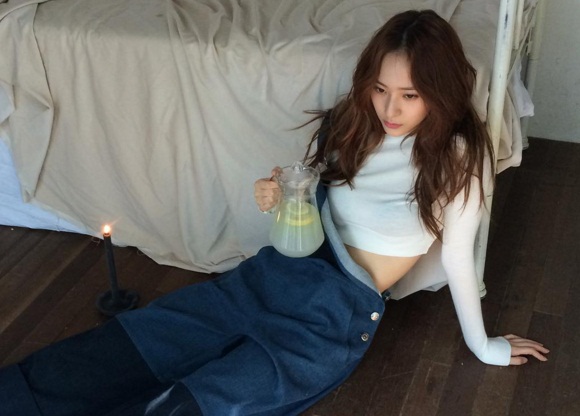 Bukan Kai EXO, Krystal f(x) Justru Tampil Mesra dengan Pria Lain