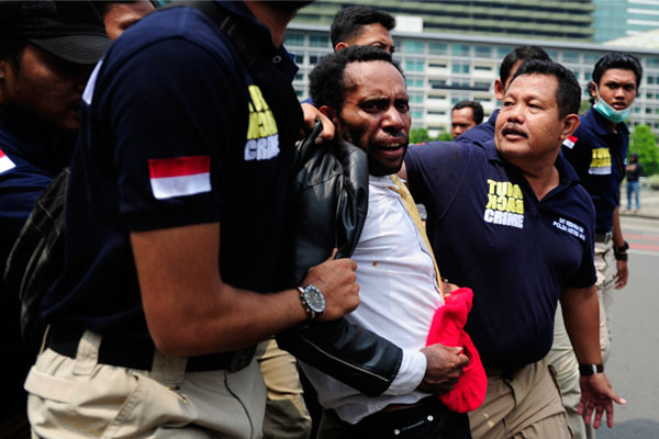 Usai Demo Di Bundaran HI, Polisi Giring Mahasiswa Papua ke Mapolda Metro Jaya