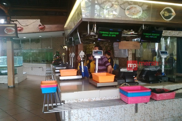 Pengunjung Bandar Djakarta Komplain karena Bau Bangkai Ikan