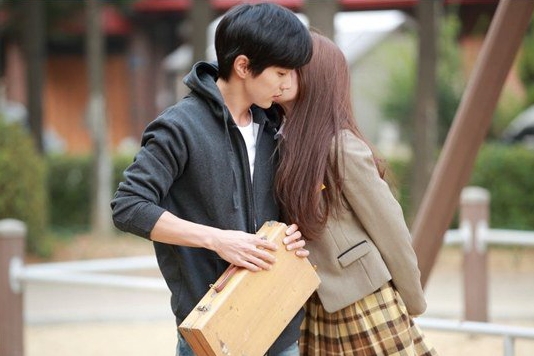 Yoo Seung Ho Terkejut Dapat Kecupan Mesra di Drama 'Imaginary Cat'