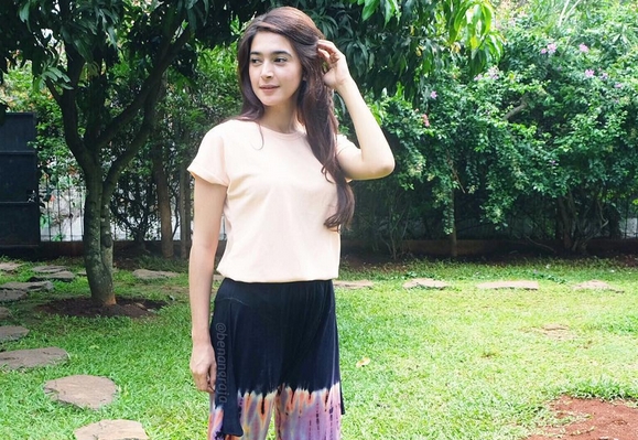 Cantiknya Nabila Syakieb Saat Ngepel Lantai