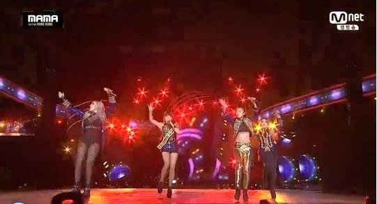 Bikin Penonton Histeris, 2NE1 Sukses Beri Kejutan di Acara 'MAMA 2015'