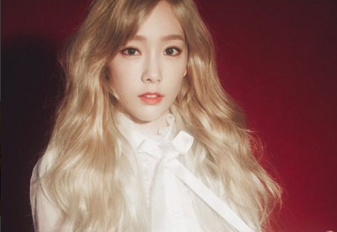 Pamer Punggung Indahnya, Taeyeon Tampil Anggun di 'MAMA 2015'