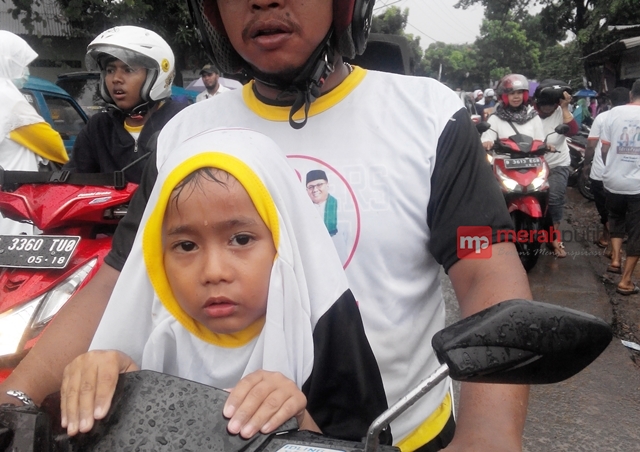 Hujan Deras, Anak Kecil Tetap Dibawa saat Kampanye Pilkada Depok