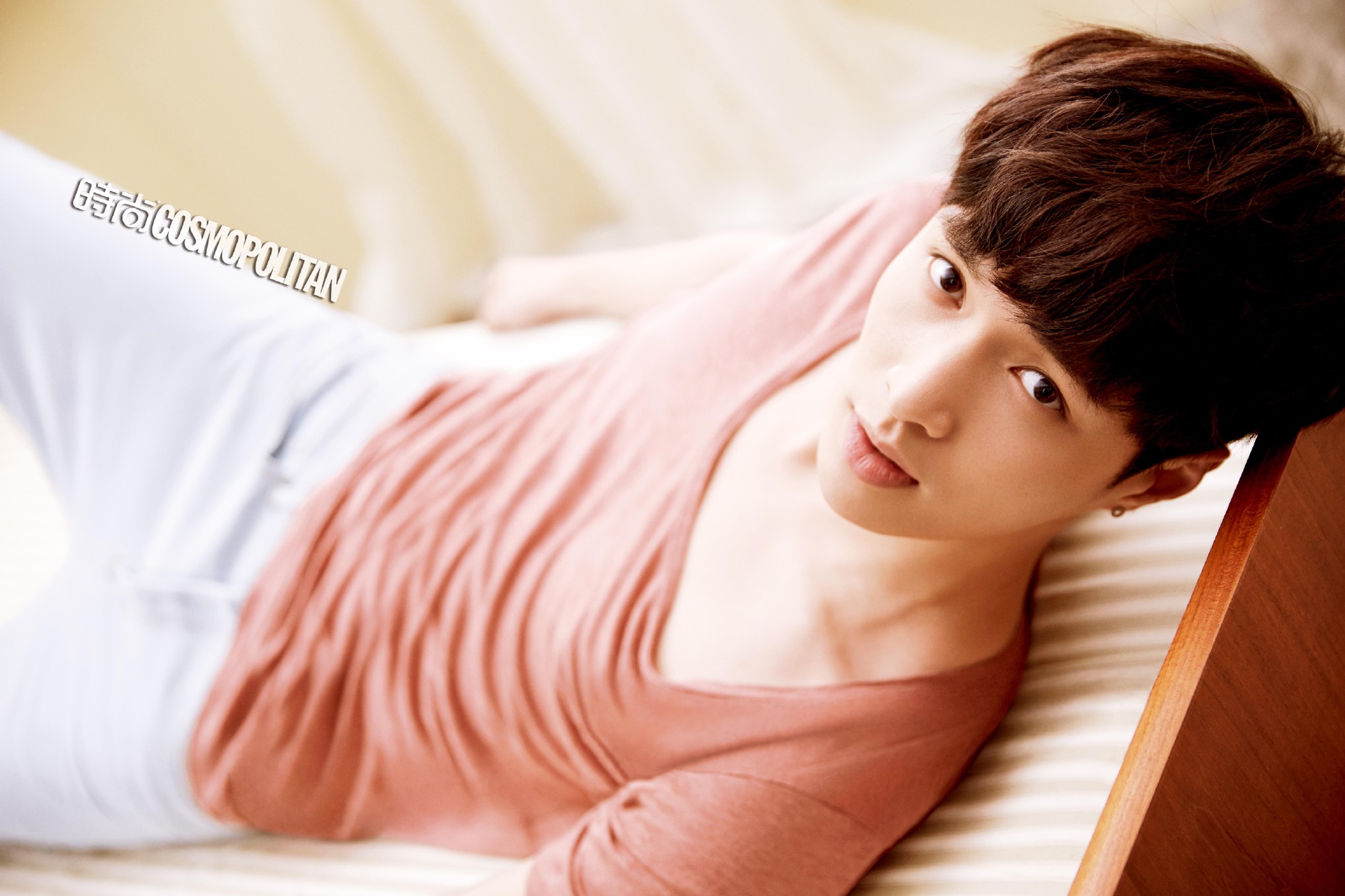 Pamer Tubuh Six Pack Lay EXO Bikin Fans Gagal Fokus