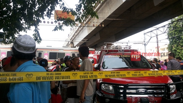 Dipadati Warga, Evakuasi Korban Kecelakaan Metromini dan KRL Terhambat