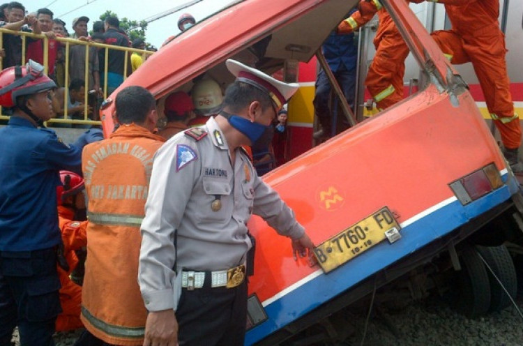 Ditabrak KRL, Begini Kondisi Tragis Metromini di Angke