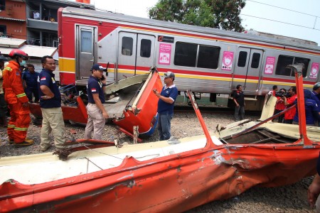 Evakuasi Bangkai Metromini Usai Kecelakaan KRL di Angke