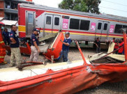 Evakuasi Bangkai Metromini Usai Kecelakaan KRL di Angke
