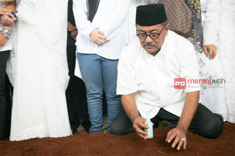 Air Mata Rano Karno di Kuburan Ibunda