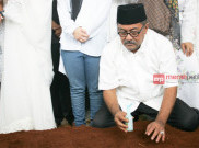 Air Mata Rano Karno di Kuburan Ibunda