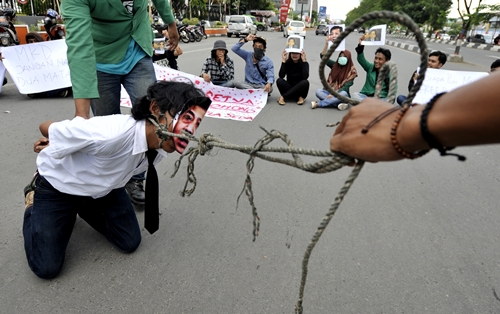 Unik, Mahasiswa UGM Demo Bersama Gatotkaca dan Iron Man