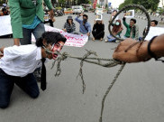 Unik, Mahasiswa UGM Demo Bersama Gatotkaca dan Iron Man