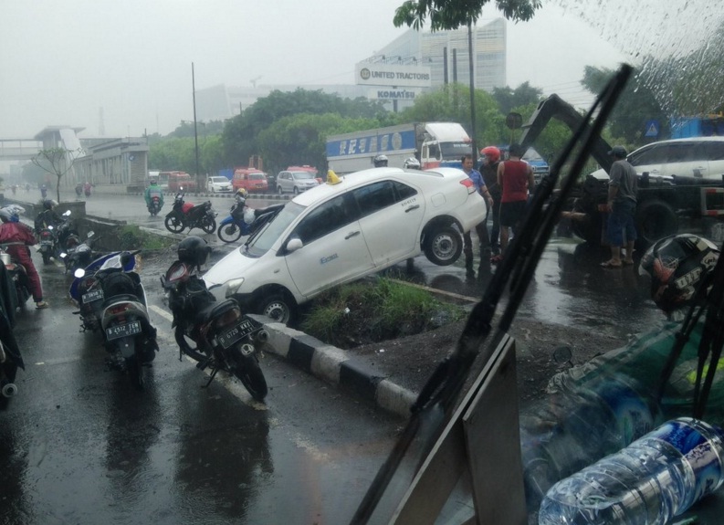 Taksi Nyungsep di Tengah Hujan Lebat Jakarta
