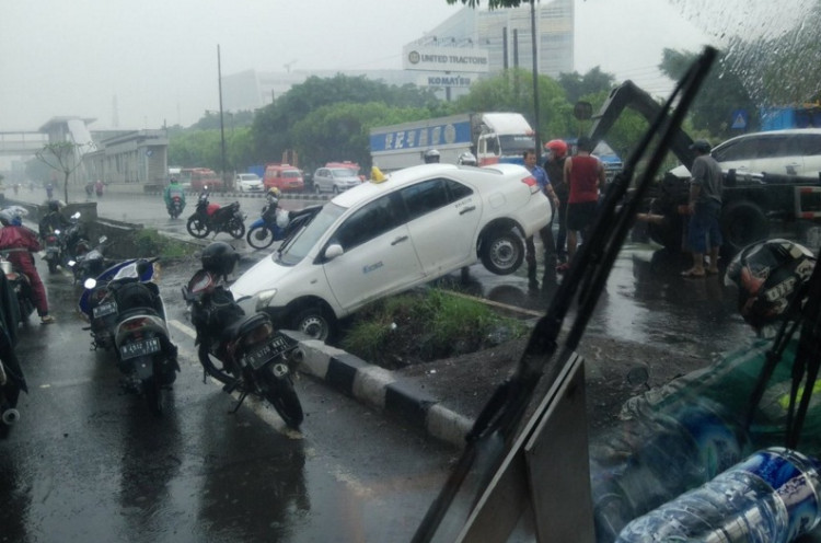 Taksi Nyungsep di Tengah Hujan Lebat Jakarta 