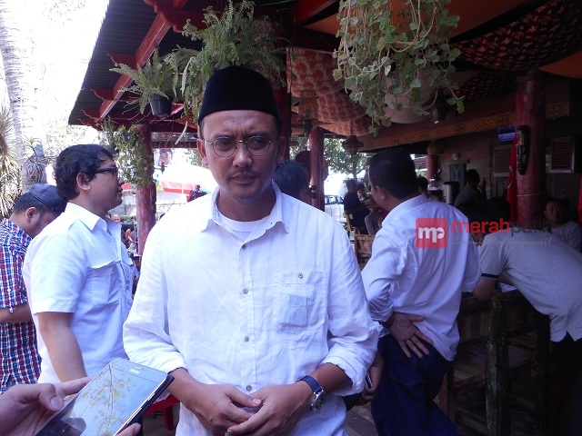 Sebelum Pencoblosan, Dimas Oky Nugroho Ziarahi Makam Ibunya 