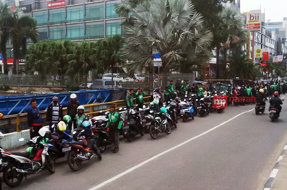 Ribuan Driver Go-Jek Serbu Mall Sunter