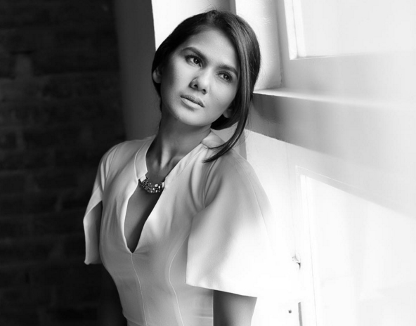 Gandeng Pria Bule, Nova Eliza Enggan Ungkap Identitas Sang Pacar