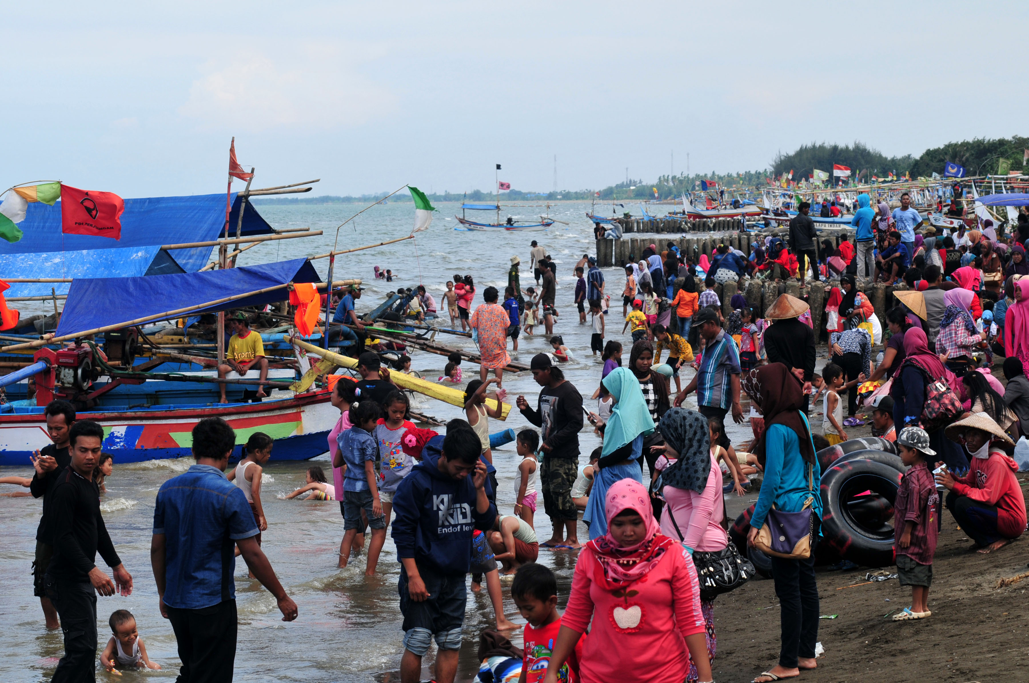 Sejumlah Warga Tegal 'Mandi Bareng' di Tradisi Rebo Pungkasan