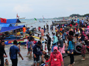 Sejumlah Warga Tegal 'Mandi Bareng' di Tradisi Rebo Pungkasan