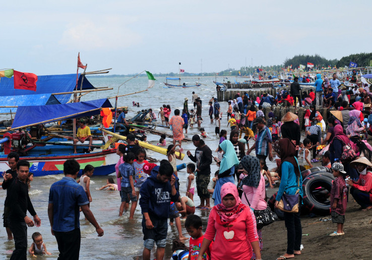 Sejumlah Warga Tegal 'Mandi Bareng' di Tradisi Rebo Pungkasan
