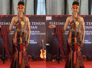 Gaun Etnik 100 Motif Ulos dan Songket Pecahkan MURI