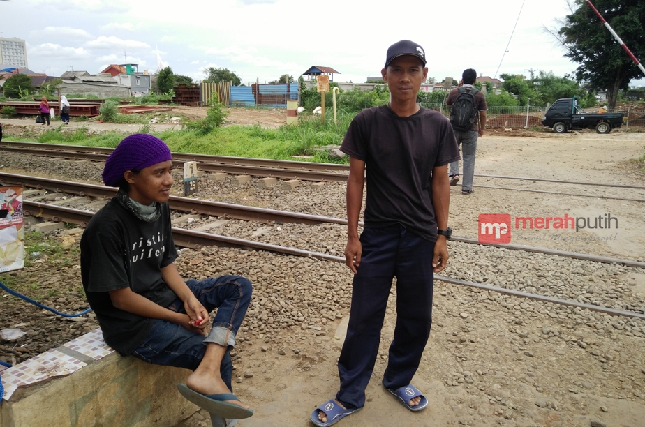 Risiko Tak Sesuai Honor, Penjaga Pintu Kereta Api Tetap Mengabdi