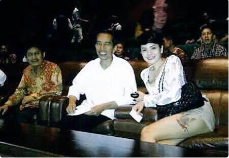 Heboh Beredar Foto Nikita Mirzani 'Pamer Paha' di Depan Jokowi