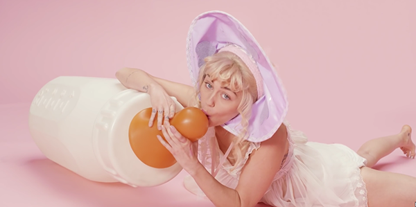 Buat Video Klip Perilaku Seksual Pada Anak, Miley Cyrus Dikutuk Netizen Seluruh Dunia
