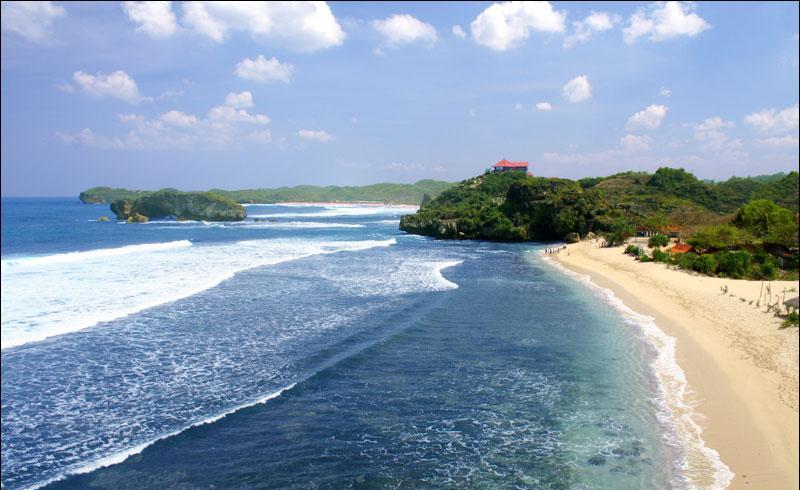 Musim Hujan, Yuk Intip Tips Aman Berwisata ke Pantai Selatan