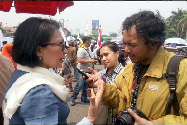 Aktivis perempuan Ratna Sarumpaet (kiri) saat berunjuk rasa di Pasar Ikan beberapa waktu lalu (Foto: Twitter/@RatnaSpaet )