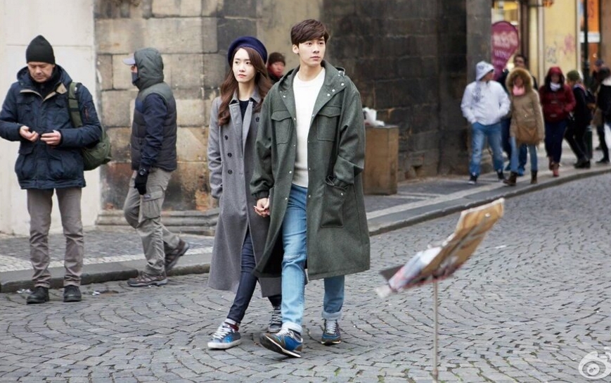 Romantisnya Yoona SNSD dan Li Yi Feng di Praha