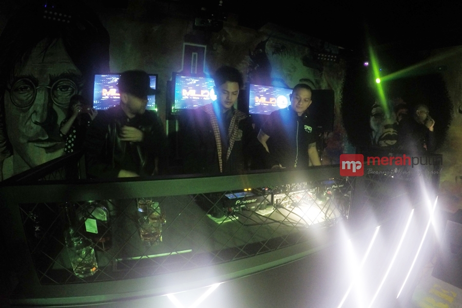 DJ Riri & Electrooby Sukses Gemparkan Clique Bar