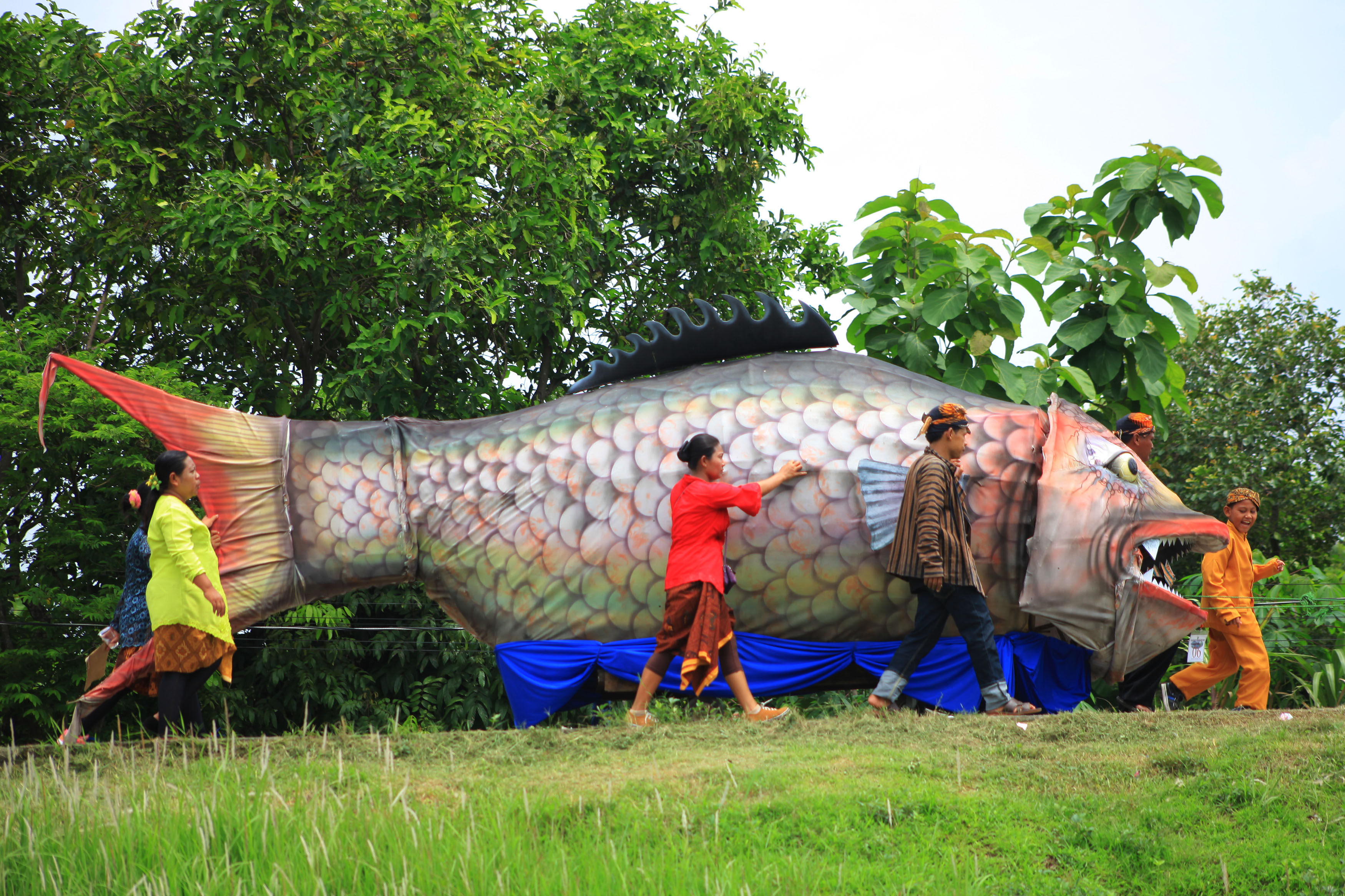 Ribuan Benih Ikan Dilepas saat Kirab Budaya Tebar Mina