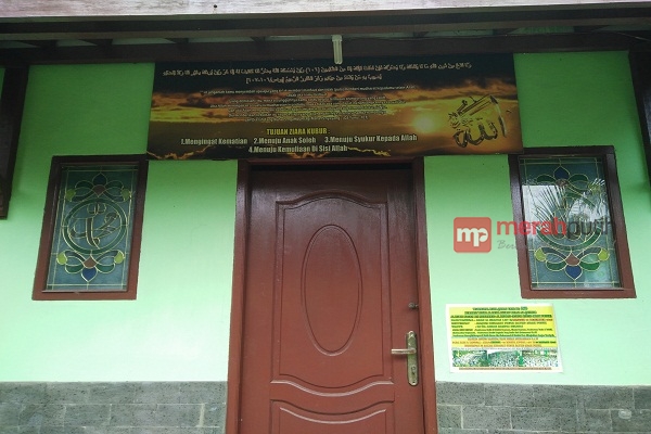 Wow! Ada Naga di Makam Pangeran Aria Wiraguna