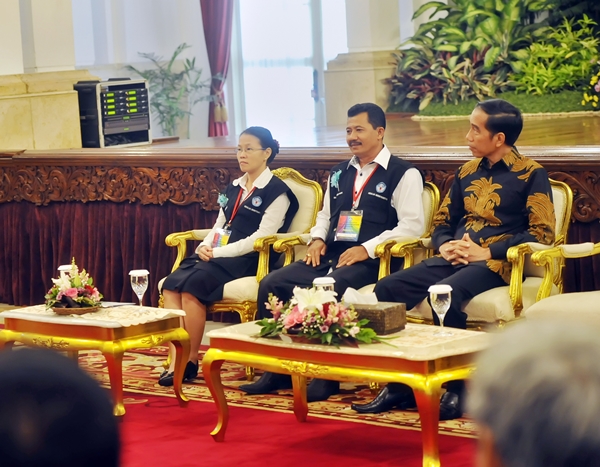  Jokowi Beri Penghargaan Sekolah Berintegritas UN