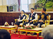  Jokowi Beri Penghargaan Sekolah Berintegritas UN