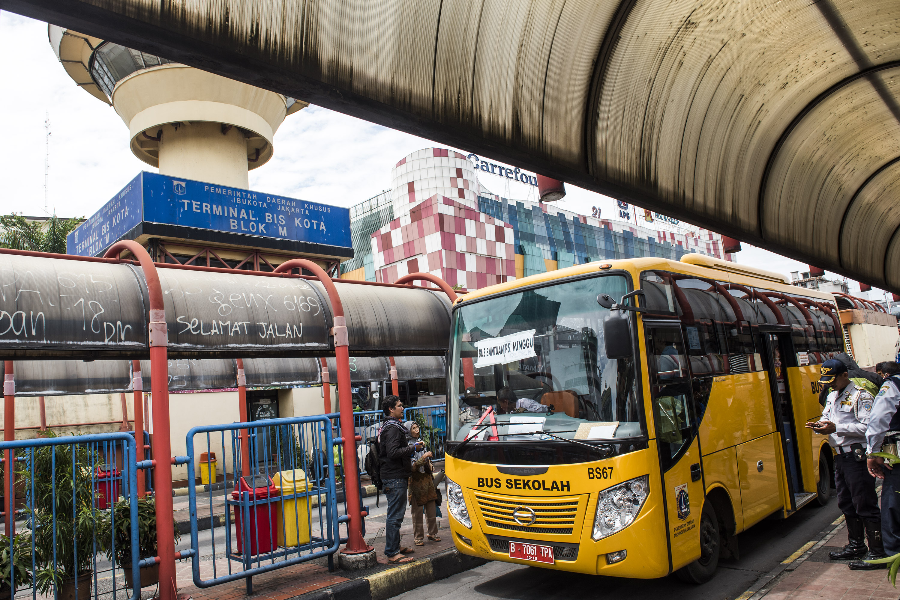 90 Unit Bus Sekolah Gantikan Metromini Mogok