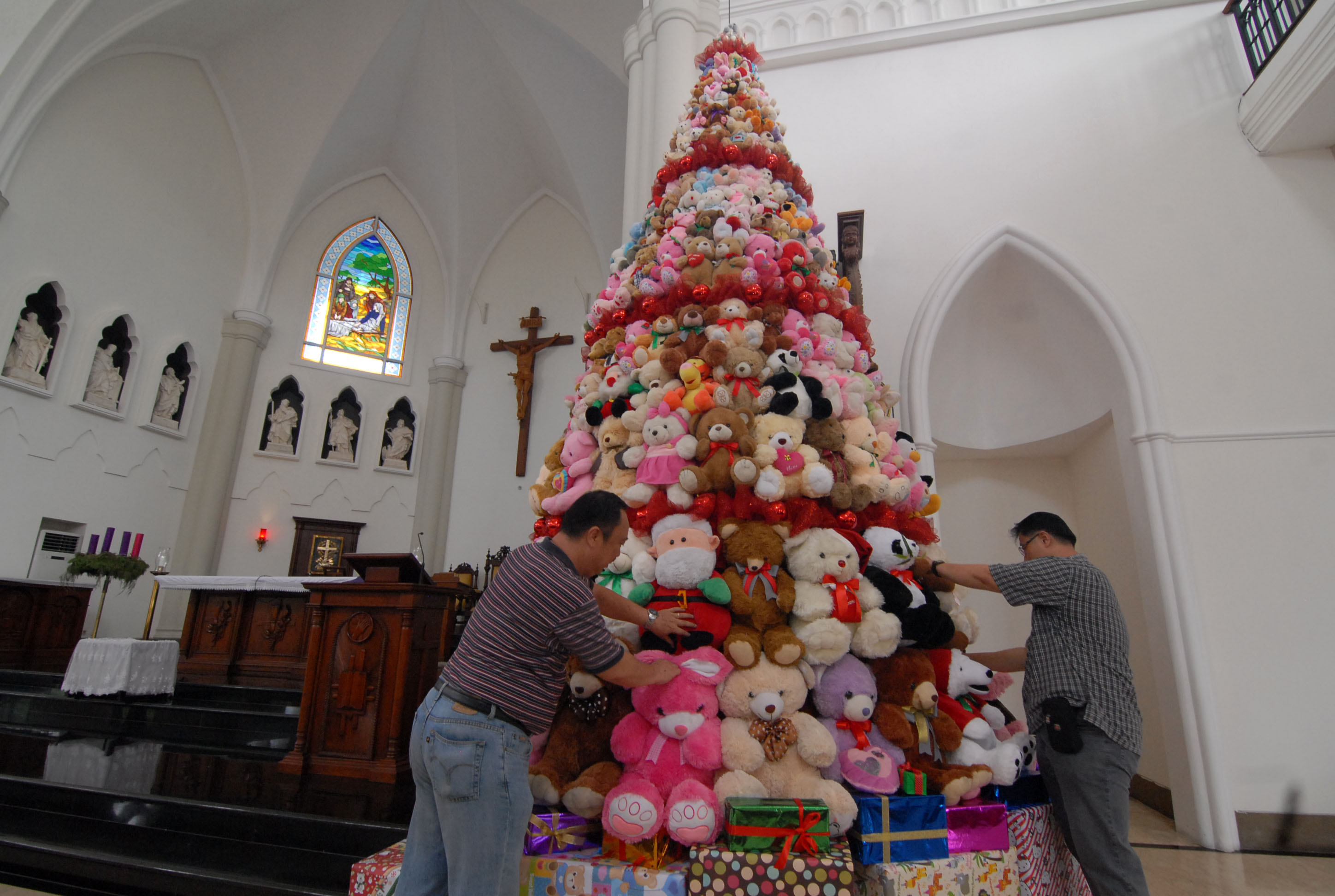 Uniknya Pohon Natal dari Boneka dan Botol Bekas