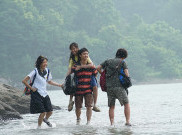 Gendong Kim So Hyun, D.O EXO Jadi Pasangan Romantis di Film 'Pure Love'