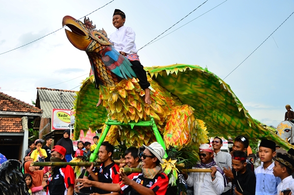 Meriahnya Pawai Unik Peringatan Maulid Nabi di Penjuru Kota