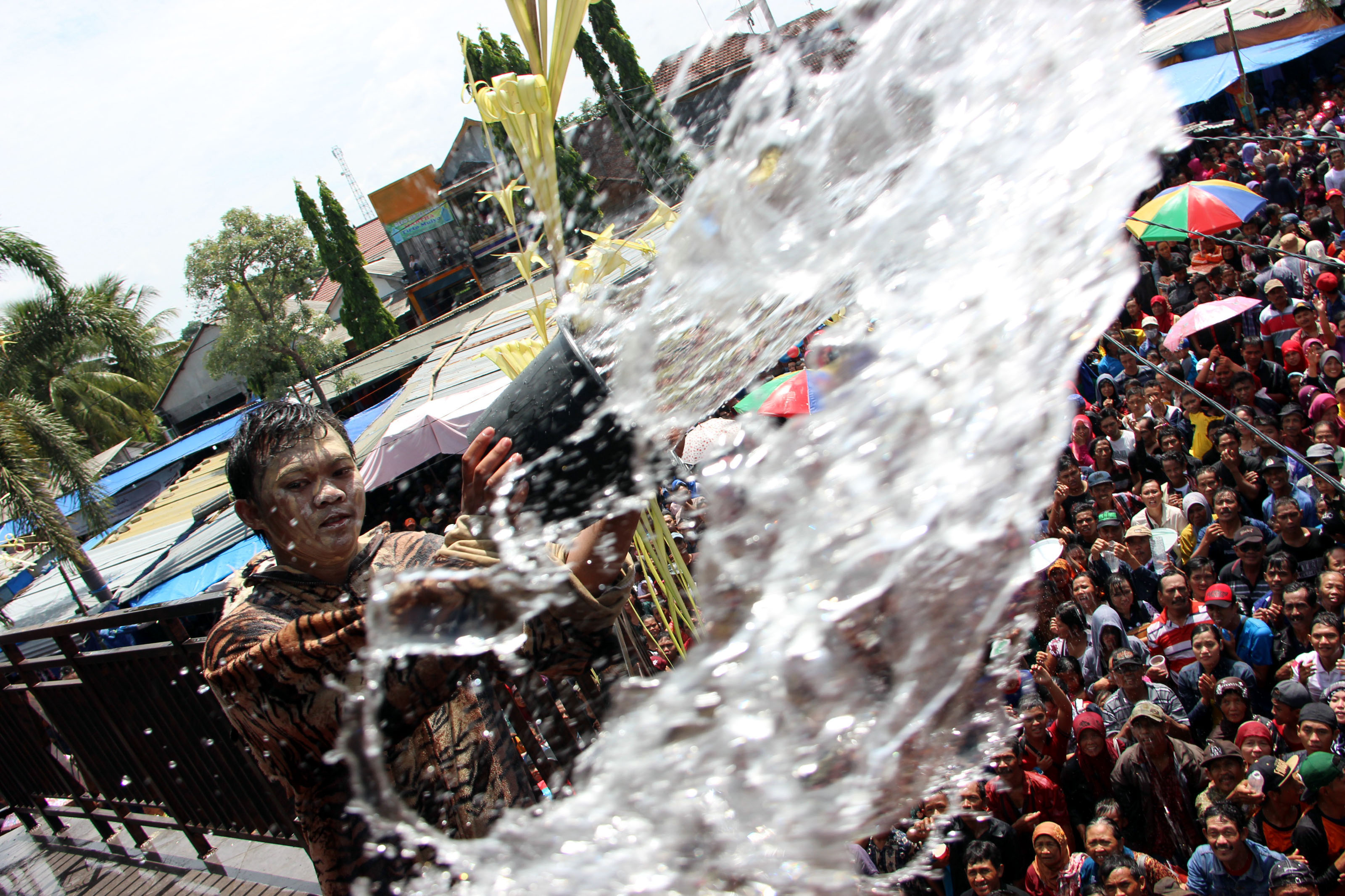 Ribuan Warga Blitar Hadiri Ritual Siraman Gong Kyai Pradah
