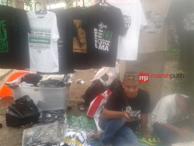 Haul Gus Dur ke-6, Kesempatan Pedagang Jual Souvenir