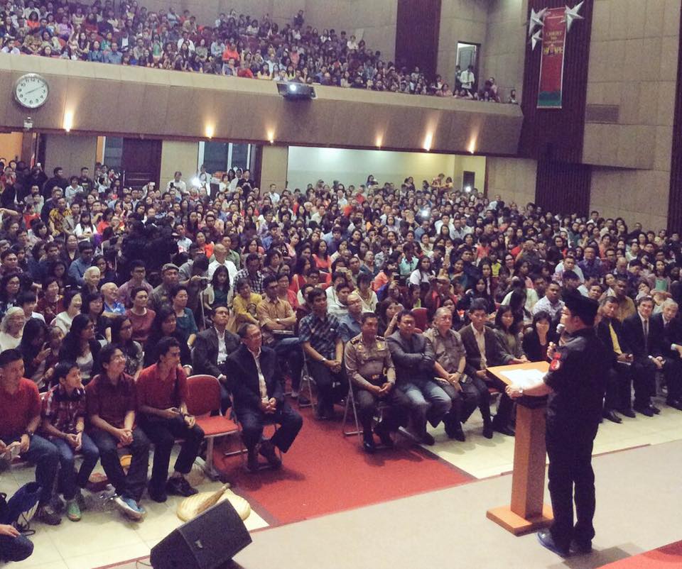 Natal, Ridwan Kamil Kunjungi Gereja - Gereja di Bandung