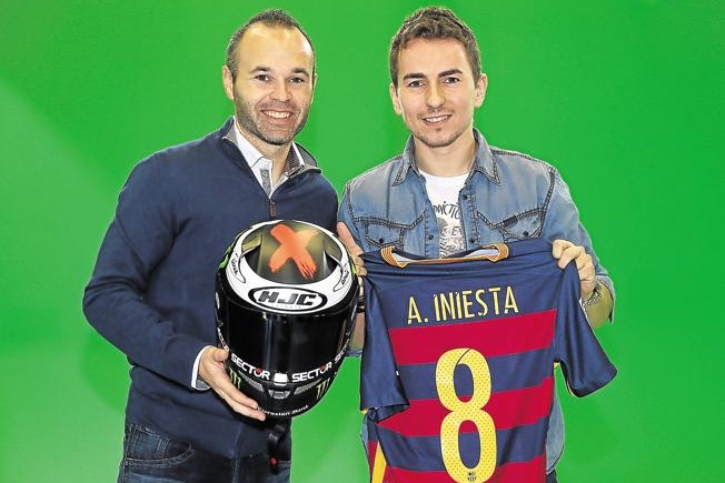 Jorge Lorenzo dan Andres Iniesta Bertukar Kado Natal
