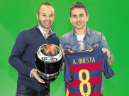 Jorge Lorenzo dan Andres Iniesta Bertukar Kado Natal
