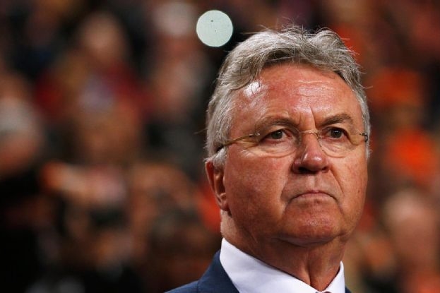 Guus Hiddink Tolak Tanggapi Nasib Louis Van Gaal