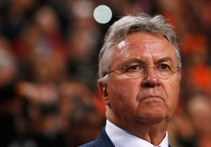 Guus Hiddink Tolak Tanggapi Nasib Louis Van Gaal
