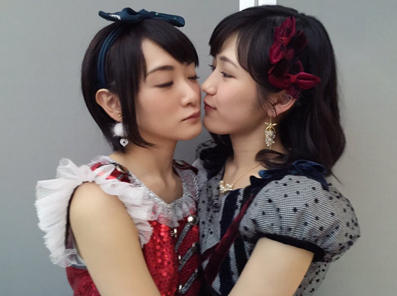 Mayu Watanabe AKB48  Beradegan Ranjang dengan Erika  Sawajiri